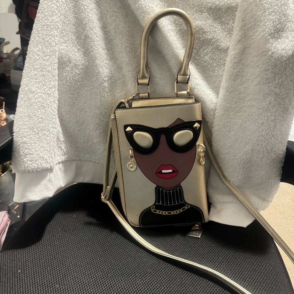 2 carteras juveniles al frente diseño de mujer